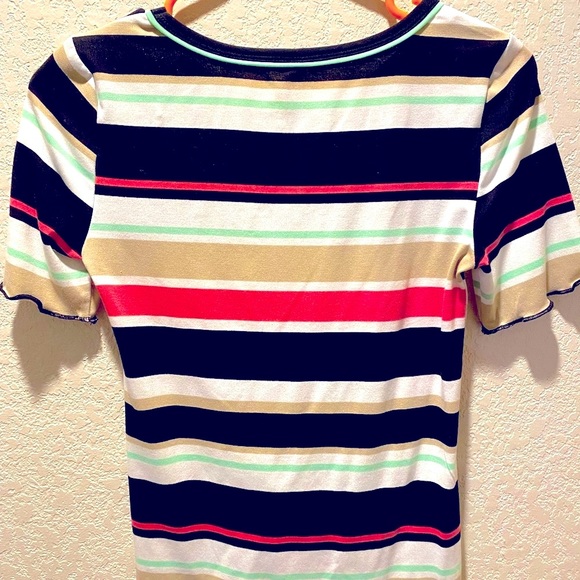 Size small woman’s shirt - Picture 2 of 4